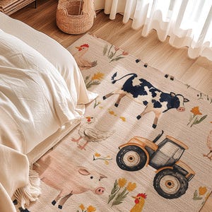 Könnte beinhalten: Ein rechteckiger beiger Teppich mit Bauernhofthema. Der Teppich zeigt Illustrationen einer Kuh, eines Schweins, Hühnern und eines Traktors. Gelbe und orangefarbene Blumen sind über das Design verstreut. Der Teppich liegt neben einem Bett.