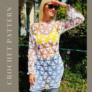 Può includere: Tunica bianca all'uncinetto con maniche lunghe e un design geometrico traforato. La tunica è indossata sopra un top giallo e jeans blu. Il testo "CROCHET PATTERN" è sul lato sinistro dell'immagine.