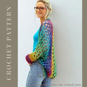 Peut inclure: Un cardigan au crochet multicolore avec un motif ajouré. Les manches et les bords présentent un mélange de couleurs vives, notamment le rouge, le jaune, le vert et le bleu. Le texte "CROCHET PATTERN" est visible à gauche, et une adresse de site web est en bas.