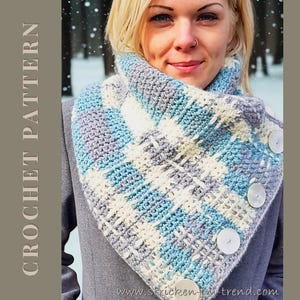 Könnte beinhalten: Ein handgefertigter Häkelkragen in einem geometrischen Muster aus Blau, Weiß und Grau. Der Kragen wird mit drei großen, weißen Knöpfen befestigt. Die Worte "CROCHET PATTERN" sind vertikal auf der linken Seite des Bildes aufgedruckt.