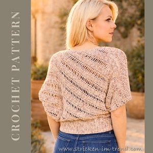 Puede incluir: Un top de ganchillo marrón claro con un diseño texturizado y calado. El top de manga corta tiene cintura entallada y cuello barco. Las palabras "CROCHET PATTERN" están impresas verticalmente.