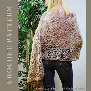 Könnte beinhalten: Ein beigefarbener Häkelschal mit offenem, durchbrochenem Design ist über die Schultern einer Person drapiert. Der Schal hat lange, fließende Kanten. Die Worte "CROCHET PATTERN" sind vertikal auf der linken Seite des Bildes aufgedruckt.