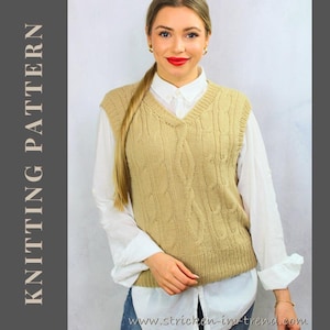 Könnte beinhalten: Beige Zopfmuster-Strickweste mit V-Ausschnitt, getragen über einem weißen Hemd. Die Weste hat ein strukturiertes Muster und wird mit einer blauen Jeans kombiniert. Das Bild enthält den Text "KNITTING PATTERN" und die Website-Adresse "www.stricken-im-trend.com".