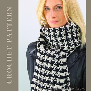 Könnte beinhalten: Schwarz-weißer Häkelschal mit geometrischem Muster. Der Schal ist um den Hals gewickelt. Die Worte "CROCHET PATTERN" sind vertikal auf der linken Seite des Bildes aufgedruckt.
