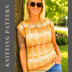 Könnte beinhalten: Ein kurzärmeliges, goldgelbes Strickoberteil mit einem vertikalen, wellenförmigen Lochmuster. Das Kleidungsstück hat einen weiten, runden Ausschnitt und eine halbtransparente Textur. Der Text KNITTING PATTERN steht vertikal links im Bild.