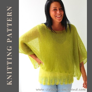 Könnte beinhalten: Ein locker sitzender, halbtransparenter Strickponcho in Limettengrün mit weitem Ausschnitt und geripptem Saum. Der Text KNITTING PATTERN ist vertikal auf der linken Seite gedruckt, und die Website www.stricken-im-trend.com steht unten.