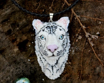 Colar de Tigre Branco de Argila de Polímero: Joia Animal com Olhos Azuis