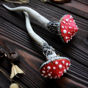 Pilz Haarstab ~ Feen-Haarstab ~ Polymer Clay Pilz ~ roter Fliegenpilz Haarstab ~ magisches Accessoire ~ Hexe ~ Designer Talisman