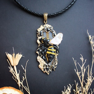 Designer Bienen Anhänger mit Achat Mineral, Bienen Schmuck von Jewelrylimanska