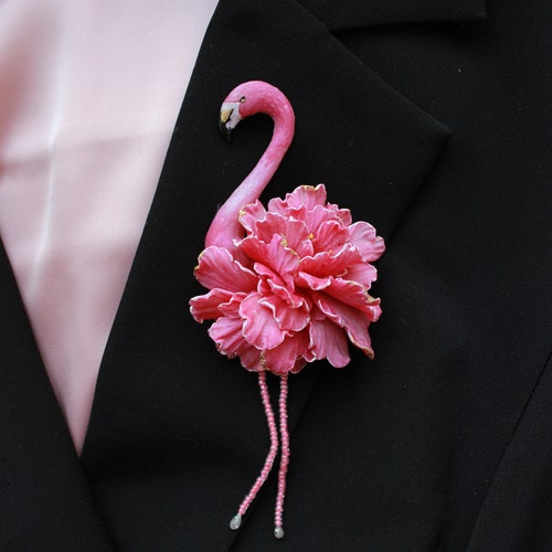 Fantastique broche flamant rose avec pivoines
