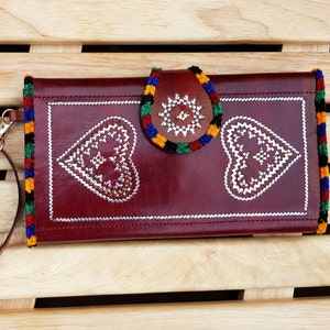 Cartera de cuero para mujer, cartera grande para mujer, carteras grandes para tarjetas de crédito con corazones de cuero labrado de Tarini, regalos de San Valentín para ella