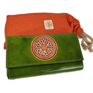 Carteras de cuero hechas a mano con diseño de mandala, carteras de cuero auténtico para mujer, carteras pintadas a mano con diseño de mandala en amarillo, carteras bohemias Tarini Bestseller