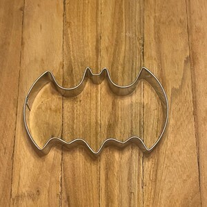 Unleash your inner hero in the kitchen with this sleek bat-shaped cookie cutter! Designed for baking and crafting, this high-quality cutter is perfect for shaping cookies, fondant, clay, or themed desserts. Great for Halloween, superhero parties, or gothic-inspired treats, it adds a bold and creative touch to your culinary creations. Easy to use, clean, and store, this cutter is a must-have for home bakers, decorators, and craft enthusiasts!