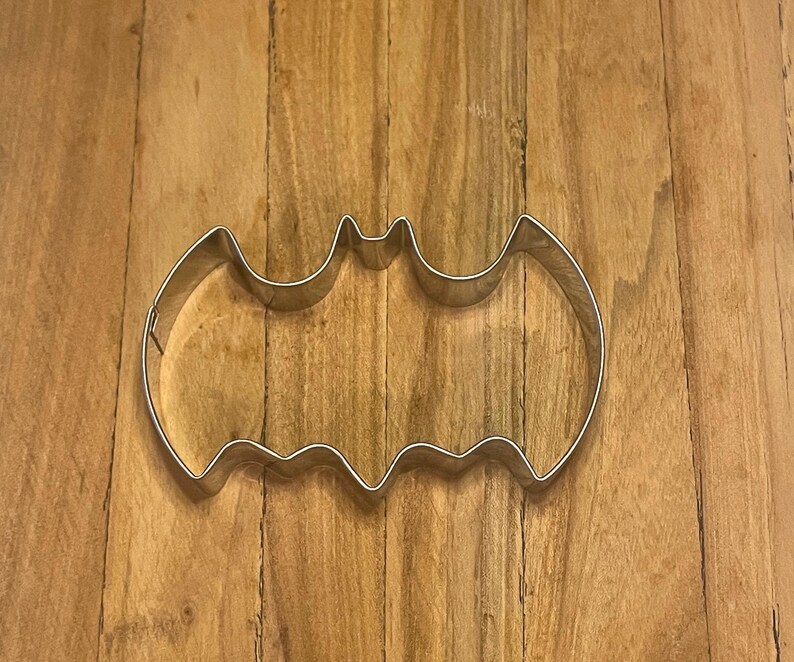 Unleash your inner hero in the kitchen with this sleek bat-shaped cookie cutter! Designed for baking and crafting, this high-quality cutter is perfect for shaping cookies, fondant, clay, or themed desserts. Great for Halloween, superhero parties, or gothic-inspired treats, it adds a bold and creative touch to your culinary creations. Easy to use, clean, and store, this cutter is a must-have for home bakers, decorators, and craft enthusiasts!