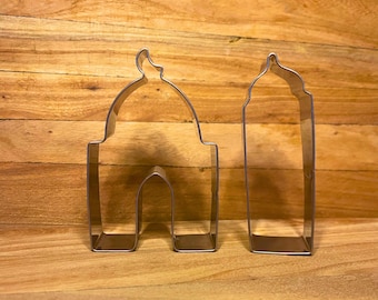 Könnte beinhalten: Zwei Metall-Ausstecher, einer in Form einer Moschee und der andere in Form eines Minaretts.