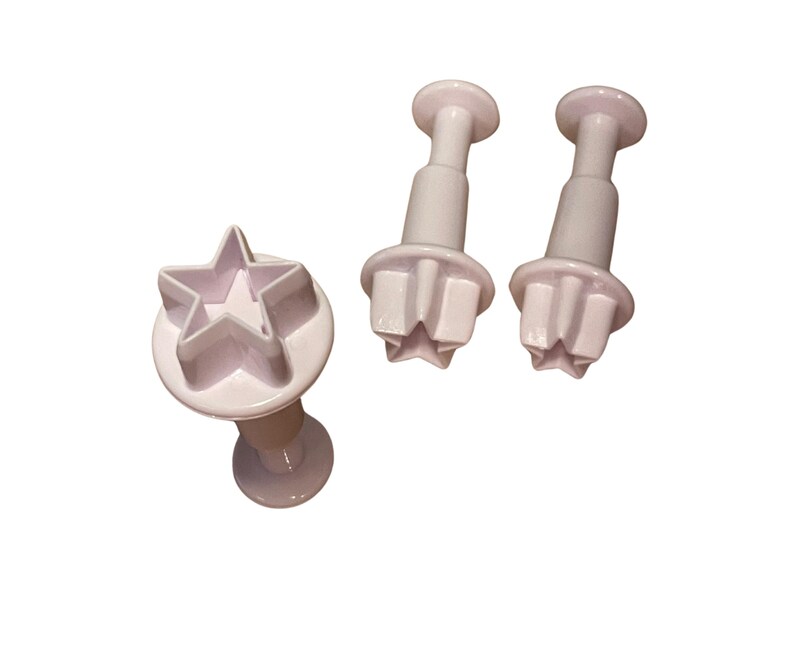 Bake like a pro with this versatile star-shaped plunger cutter set! Designed for precision, these cutters create perfectly shaped stars from fondant, gum paste, cookies, and more. The spring-action mechanism makes cutting and releasing effortless, giving you professional results every time. Whether you're crafting magical cupcakes, festive cookies, or cosmic-themed cakes, this durable and easy-to-clean set will help bring your sweet creations to life!