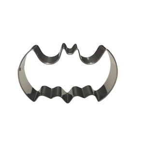Bring a touch of superhero flair to your baking with this bat-shaped cookie cutter! Whether you're making cookies, fondant decorations, or crafting unique party treats, this sturdy metal cutter ensures sharp edges and clean cuts every time. Ideal for Halloween, superhero-themed parties, or gothic-inspired desserts, this cutter is a must-have for bakers and crafters alike. Easy to clean and reusable, it’s a great addition to your baking collection!