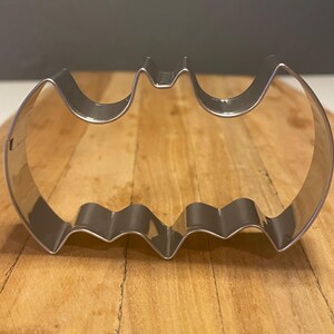 Create stunning bat-shaped cookies and decorations with this durable cutter! Designed for precision, this cutter is perfect for shaping fondant, pastries, clay, and more. Whether you’re making treats for a comic-inspired party, a spooky Halloween event, or simply love gothic aesthetics, this cutter is an essential tool. Its sturdy metal construction ensures long-lasting use, making baking and crafting even more fun and creative!