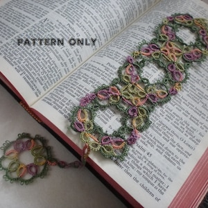 Op de afbeelding: Een groen, roze en oranje gehaakt bladwijzer met een kleine, bijpassende gehaakte hanger. De bladwijzer ligt op een gesloten boek met de zichtbare tekst "Psalm 42".