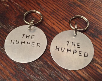 Lustiges Hundemarken Set - The Humper & The Humped, handgestempelte Haustiermarken