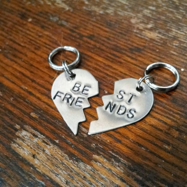 Best Friends Kleines Herz Pet Tag Set - ORIGINAL, handgestempelt - BFF Hundemarke, Katze, Schlüsselanhänger - Hunde sind beste Freunde - Geschenk für Hunde