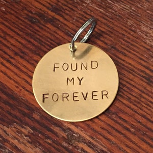 Placa de identificación para mascotas estampada a mano "Encontré mi para siempre" – Regalo para perros rescatados, llavero para perros
