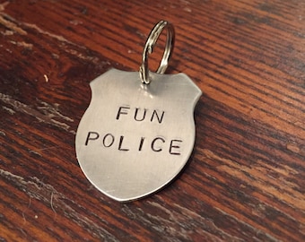 Placa de identificación para mascotas de la policía divertida, estampada a mano – Placa original para perros/gatos, llavero