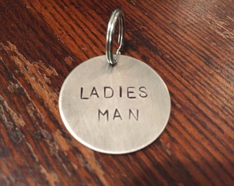 Ladies Man dog tag - cat tag - llavero - lindo, divertido, único, sello a mano etiqueta de mascota - regalo para perro - regalo para gato - aluminio, latón, cobre