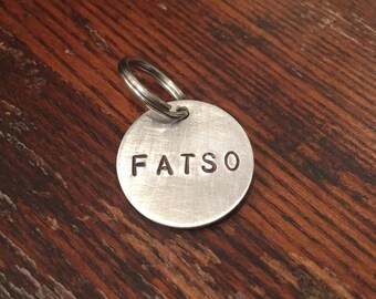 Identyfikator dla psa/kota Fatso z ręcznie tłoczonym stemplem – zabawny, aluminiowy