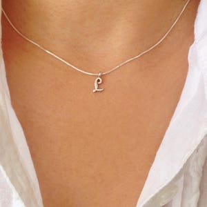 Collar con letra inicial en escritura a mano en plata de ley 925, collar con inicial con dije personalizado en plata, regalo de dama de honor, regalo de San Valentín
