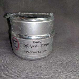 Puede incluir: Un tarro plateado con una etiqueta blanca que dice "Exstilla Collagen - Elastin Light Formula Day Cream".
