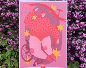 Może przedstawiać: Różowa ilustracja osoby na wózku inwalidzkim, trzymającej laskę i transparent z napisem "Dostęp jest tak dobry, jak jego strefa komfortu". Osoba ma na sobie różowy sweter w białe kropki i różowy kostium. Tło jest różowe z żółtymi gwiazdami.