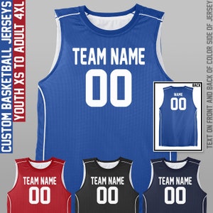 Op de afbeelding: Een aanpasbaar basketbaltenue met blauwe, rode, zwarte en donkerblauwe kleuropties. Het tenue heeft een witte rand en heeft de tekst "TEAM NAME" en het nummer "00" op de voorkant. De achterkant van het tenue heeft de tekst "NAME" en het nummer "00".