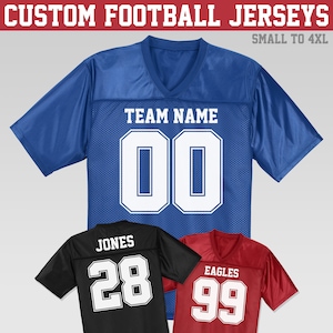 Puede incluir: Tres camisetas de f&uacute;tbol personalizadas con diferentes colores y n&uacute;meros. La primera camiseta es azul real con n&uacute;meros blancos y el texto "TEAM NAME" en la espalda. La segunda camiseta es negra con n&uacute;meros blancos y el nombre "JONES" en la espalda. La tercera camiseta es roja con n&uacute;meros blancos y el texto "EAGLES" en la espalda.