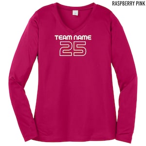 以下が含まれることがあります： ラズベリーピンクの長袖シャツ。白いVネックと、前面に「TEAM NAME 25」の文字がプリントされています。