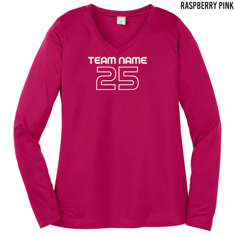 以下が含まれることがあります： ラズベリーピンクの長袖シャツ。白いVネックと、前面に「TEAM NAME 25」の文字がプリントされています。