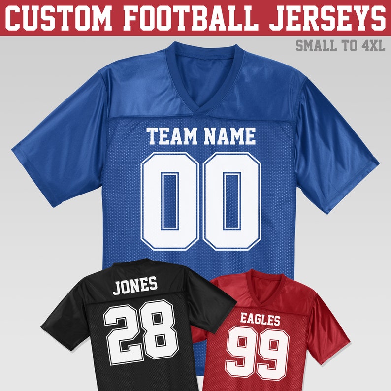 Puede incluir: Tres camisetas de f&uacute;tbol personalizadas con diferentes colores y n&uacute;meros. La primera camiseta es azul real con n&uacute;meros blancos y el texto "TEAM NAME" en la espalda. La segunda camiseta es negra con n&uacute;meros blancos y el nombre "JONES" en la espalda. La tercera camiseta es roja con n&uacute;meros blancos y el texto "EAGLES" en la espalda.