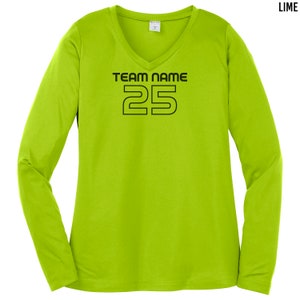 以下が含まれることがあります： Vネックのライムグリーンのロングスリーブシャツ。シャツには「TEAM NAME」という黒い文字と、太字で「25」という数字が書かれています。