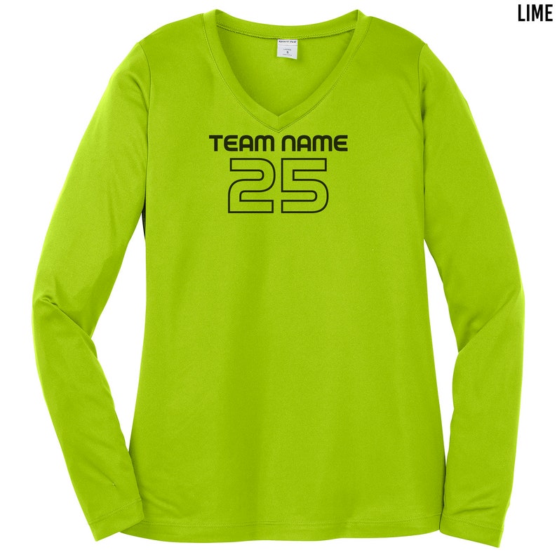 以下が含まれることがあります： Vネックのライムグリーンのロングスリーブシャツ。シャツには「TEAM NAME」という黒い文字と、太字で「25」という数字が書かれています。