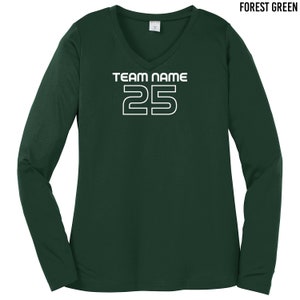 以下が含まれることがあります： Vネックのフォレストグリーンのロングスリーブシャツ。シャツには「TEAM NAME」という白いテキストと、太字で「25」という数字が書かれています。
