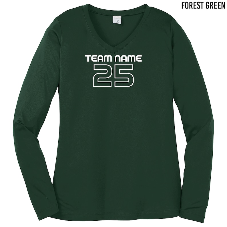 以下が含まれることがあります： Vネックのフォレストグリーンのロングスリーブシャツ。シャツには「TEAM NAME」という白いテキストと、太字で「25」という数字が書かれています。