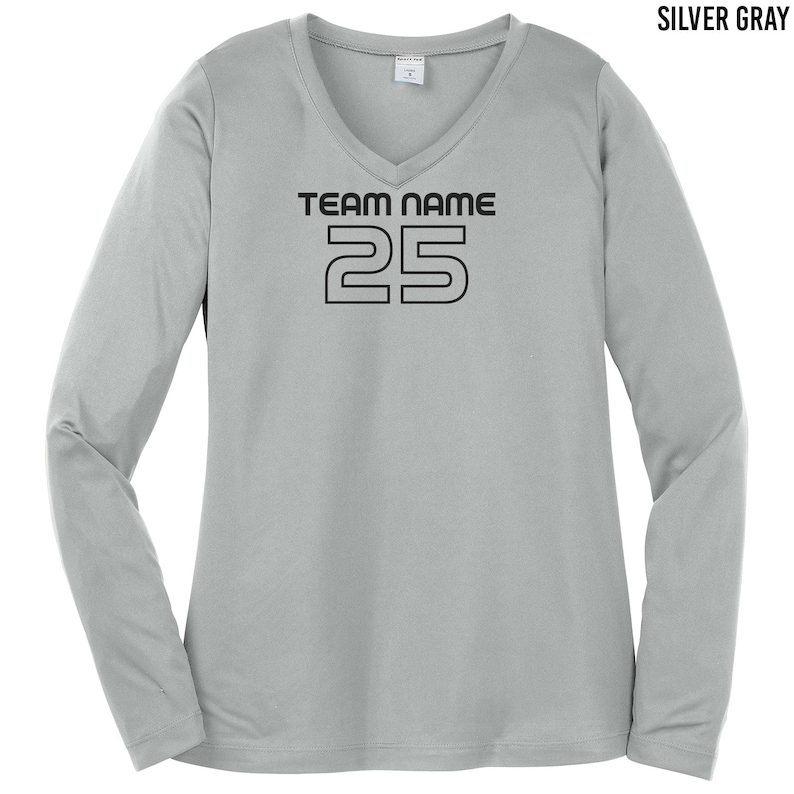 以下が含まれることがあります： Vネックのシルバーグレーのロングスリーブシャツ。シャツには「TEAM NAME」という黒い文字と、太字のブロック体で「25」という数字が書かれています。