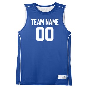 Op de afbeelding: Een koninklijk blauw basketbaltenue met witte afwerking en witte letters. Het tenue heeft "TEAM NAME" en "00" op de voorkant gedrukt.