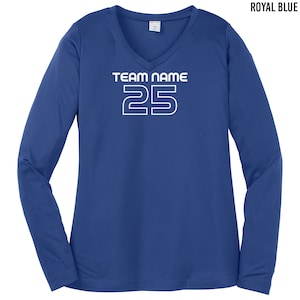 以下が含まれることがあります： ロイヤルブルーの長袖Vネックシャツに、白い文字で「TEAM NAME 25」と書いてあります。