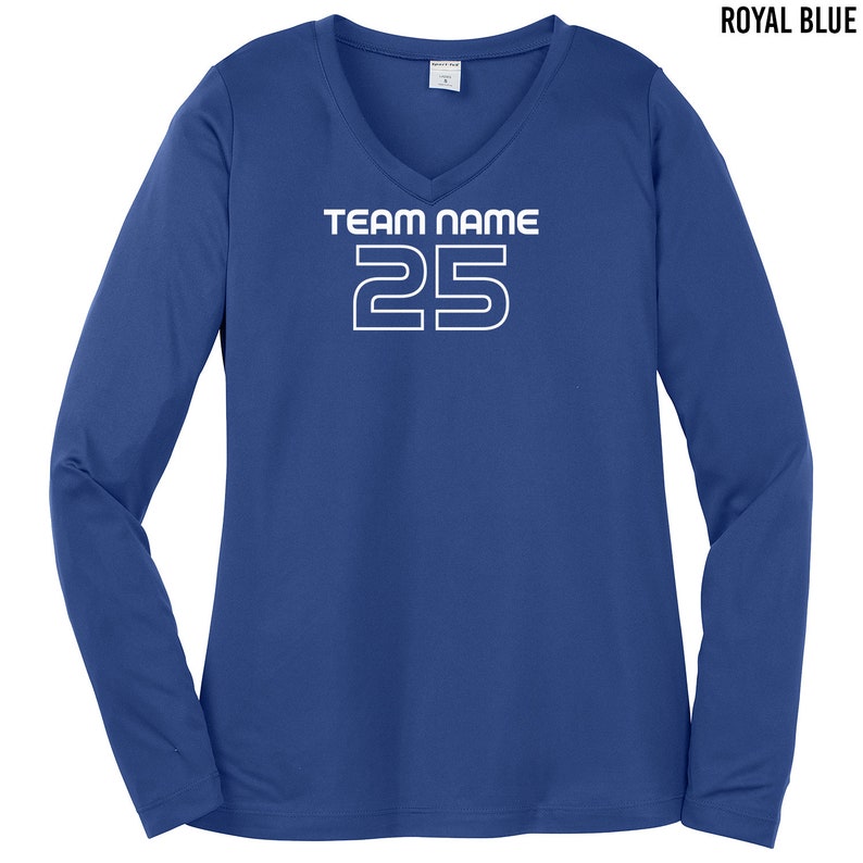 以下が含まれることがあります： ロイヤルブルーの長袖Vネックシャツに、白い文字で「TEAM NAME 25」と書いてあります。