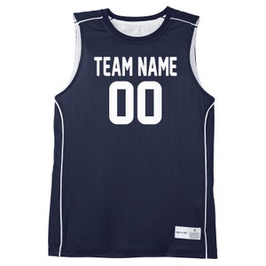 Op de afbeelding: Donkerblauw basketbaltenue met witte afwerking en witte letters. Het tenue heeft "TEAM NAME" en "00" op de voorkant.