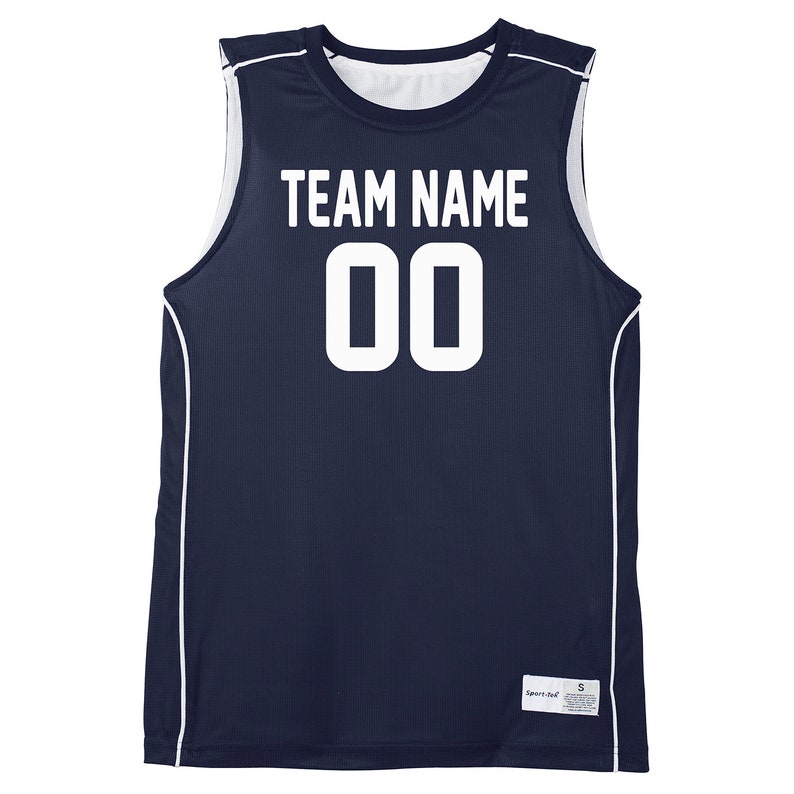 Op de afbeelding: Donkerblauw basketbaltenue met witte afwerking en witte letters. Het tenue heeft "TEAM NAME" en "00" op de voorkant.