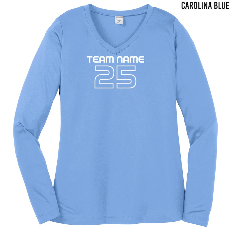以下が含まれることがあります： 白のVネックと「TEAM NAME 25」の文字が前面にプリントされた、カロライナブルーの長袖シャツです。