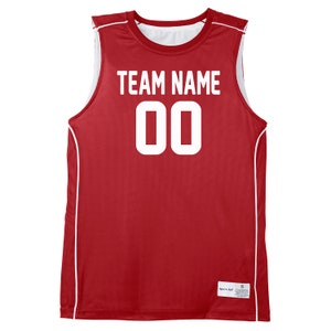 Op de afbeelding: Rood basketbaltenue met witte afwerking en witte letters. Het tenue heeft de tekst "TEAM NAME" en "00" op de voorkant.
