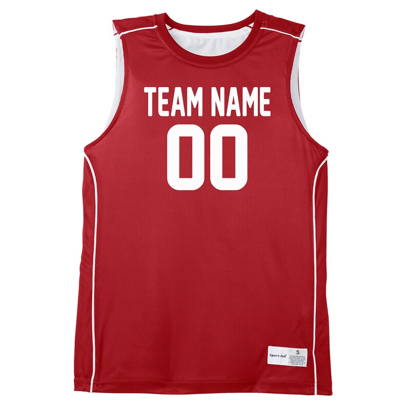 Op de afbeelding: Rood basketbaltenue met witte afwerking en witte letters. Het tenue heeft de tekst "TEAM NAME" en "00" op de voorkant.